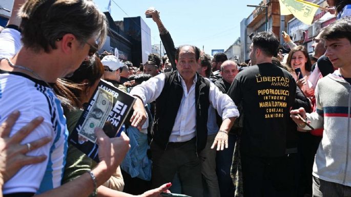 Milei recorrió en Gran Buenos Aires sin motosierras y con la consigna "sí, se puede"