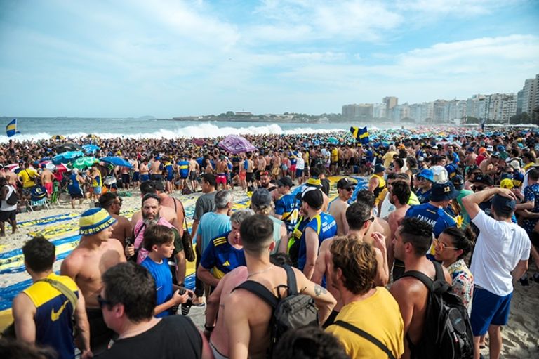 Decenas de miles de hinchas acompañan a Boca en Brasil