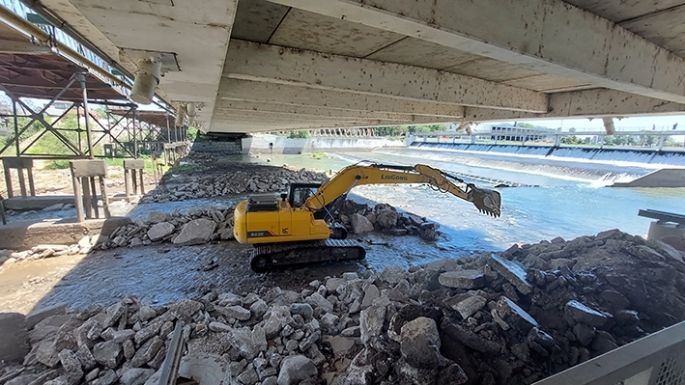 Retiran las  piedras para  encauzar el río