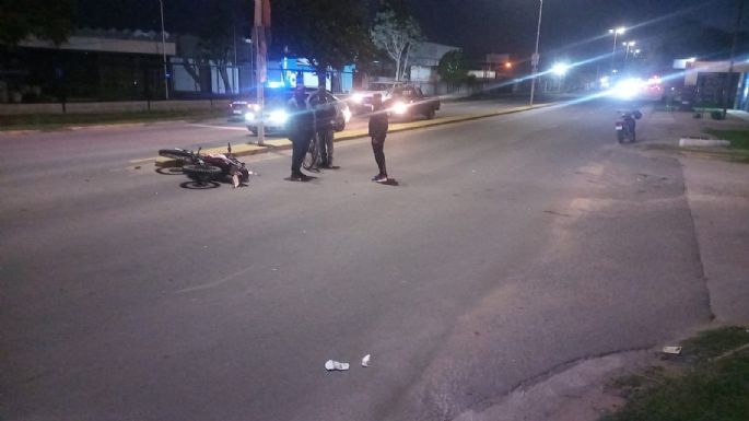Un motociclista sufrió una fractura tras chocar con un taxi