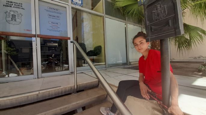 [Video] Una mujer se encandenó en Tribunales para reclamar por sus hijas