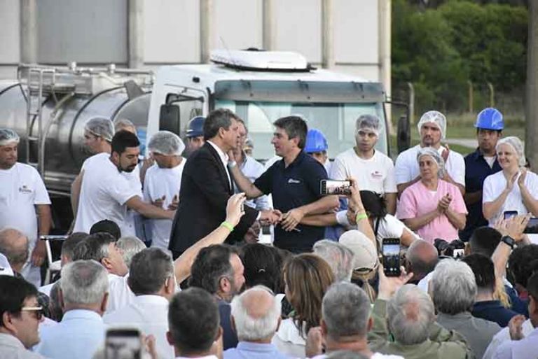 Massa y Rossi, titular de FECOFE, se saludan al final del acto