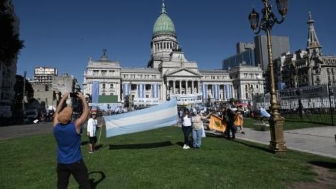 Con banderas y disfraces, simpatizantes de Milei hacen la previa frente al Congreso