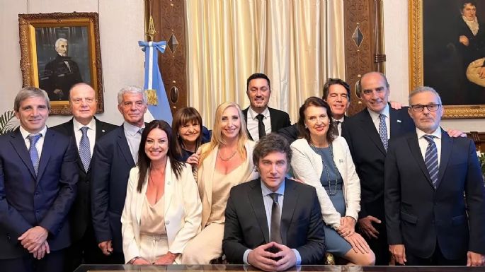 Sin transmisión oficial, Milei le tomó juramento a su Gabinete