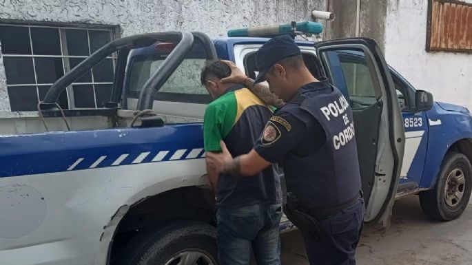 Se presentó en el trabajo de su hermana, la amenazó y le rompió la moto