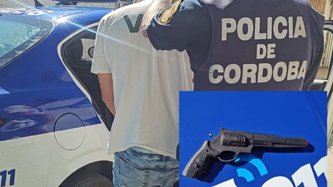 Conducía con un arma de fuego en la mano y fue detenido tras una persecución