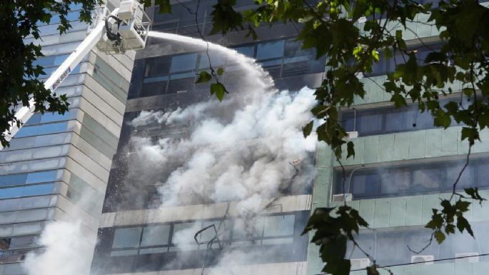 Combaten un gran incendio al lado de la Secretaría de Trabajo de la Nación