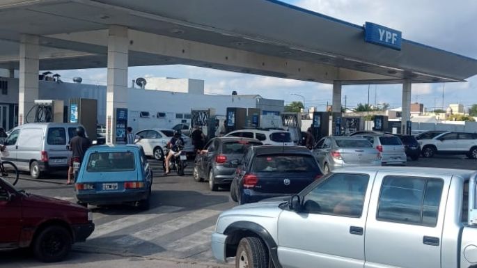 Largas filas en estaciones de servicio por el aumento de las naftas