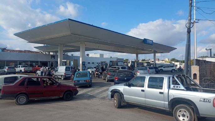 Largas filas en estaciones de servicio por el aumento de las naftas