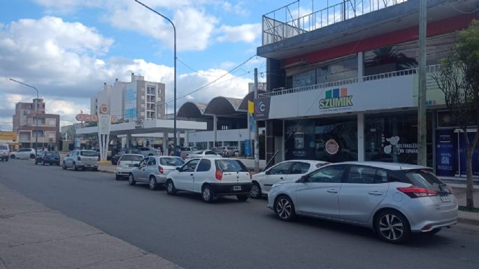 Largas filas en estaciones de servicio por el aumento de las naftas
