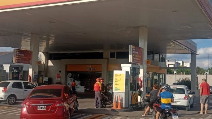 Largas filas en estaciones de servicio por el aumento de las naftas