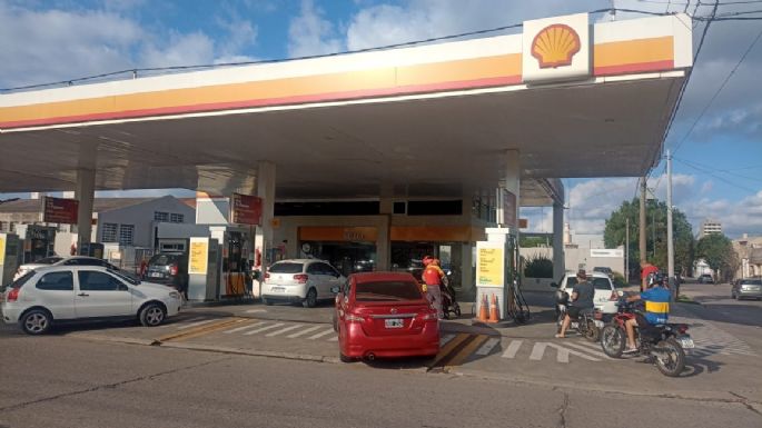 Largas filas en estaciones de servicio por el aumento de las naftas
