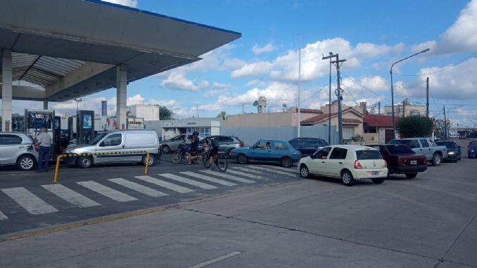 Largas filas en estaciones de servicio por el aumento de las naftas