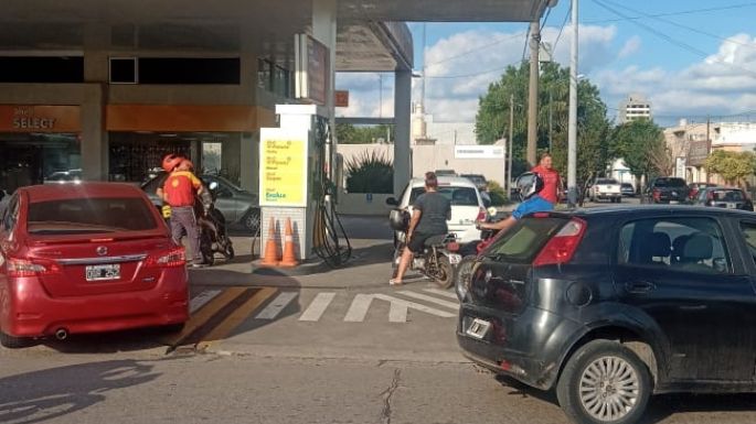 Largas filas en estaciones de servicio por el aumento de las naftas