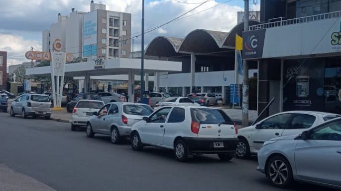 Largas filas en estaciones de servicio por el aumento de las naftas