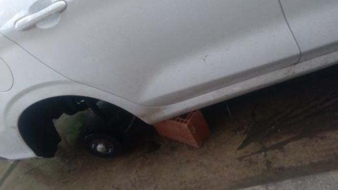 Le robaron dos ruedas del auto a una taxista: "Siento mucha impotencia y tristeza"