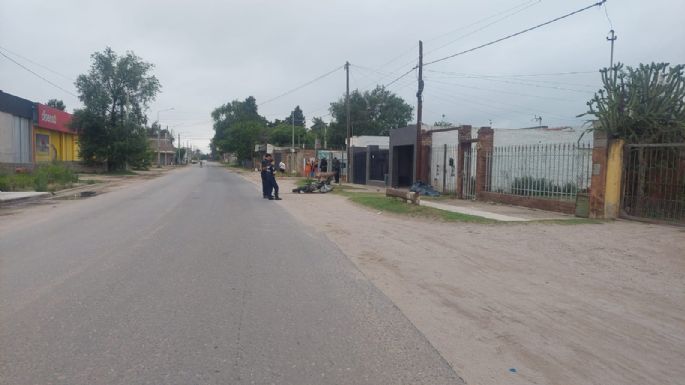 Una mujer de 30 años falleció tras caer violentamente de su moto