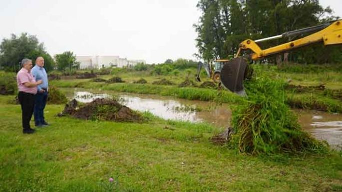 Tras anegamientos, limpian los canales de agua de la ciudad