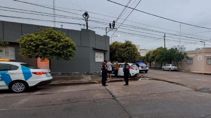 Un automovilista chocó contra una vivienda en barrio Lamadrid