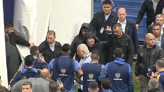 Milei votó en las elecciones de Boca y fue insultado por los hinchas