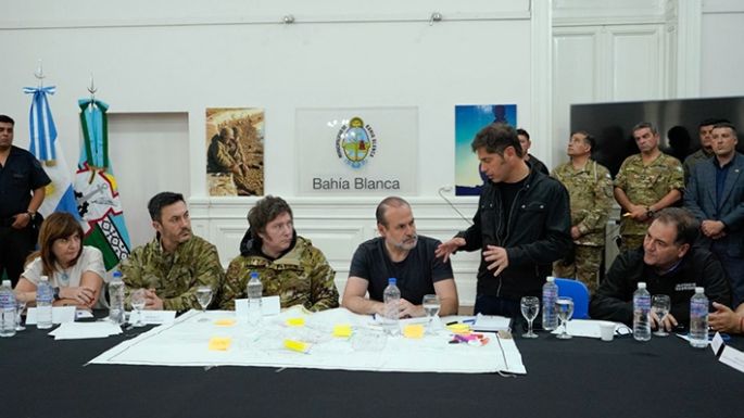 Tornado dejó 13 muertos: Milei recorrió Bahía Blanca y se reunió con Kicillof