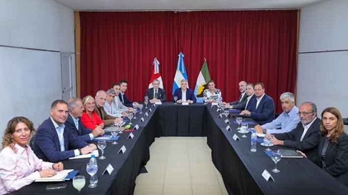 Llaryora reunió al Gabinete y viaja a reclamarle deudas a la Nación