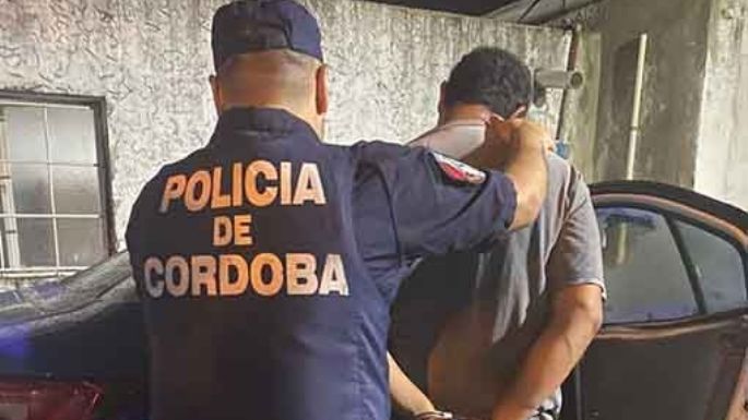 Le pegó a la madre y al padre y causó daños en la vivienda