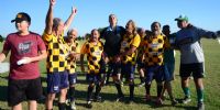 Los jugadores de Transporte Flavio le regalaron la copa de campeón a su entrenadora, María del Carmen Torres