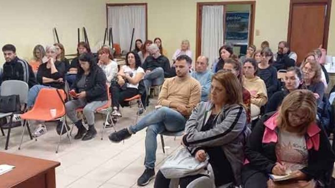 Docentes, en asamblea permanente