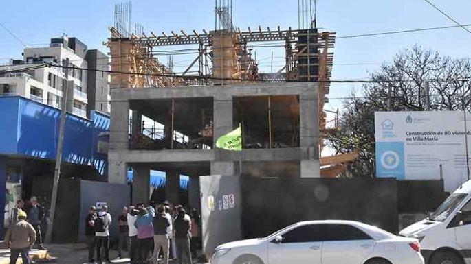 Echaron a 35 obreros del edificio Procrear