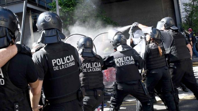 Corridas e incidentes entre manifestantes y la policía en Plaza de Mayo