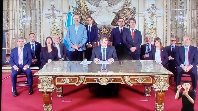 Milei: "Comienza la desregulación de la economía" y se derogan más de 300 leyes