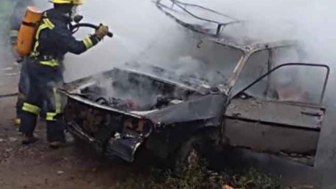 Se incendiaron un auto y una moto