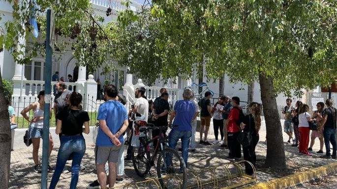 Villamarienses se movilizan frente al Concejo, en contra del DNU de Milei