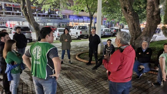 Villamarienses se movilizan frente al Concejo, en contra del DNU de Milei