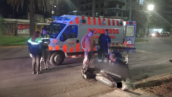 Un joven cayó de su moto y terminó con lesiones graves