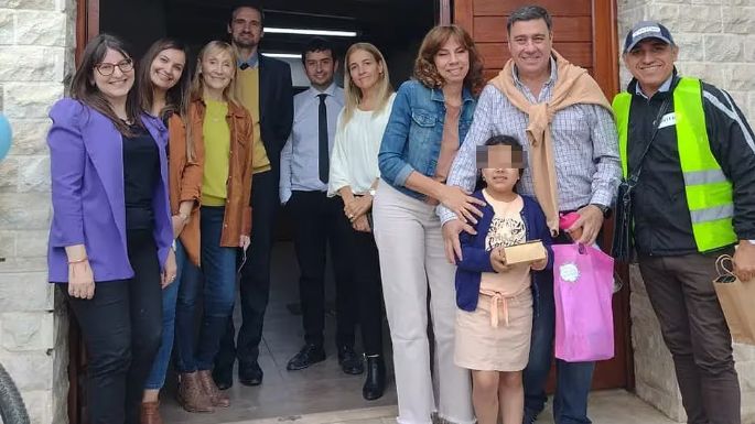 [Video] Un juez se vistió de cartero para notificar la adopción de una niña de 6 años