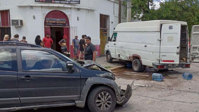 Choque entre una camioneta y una pick up en Mariano Moreno y Santiago del Estero