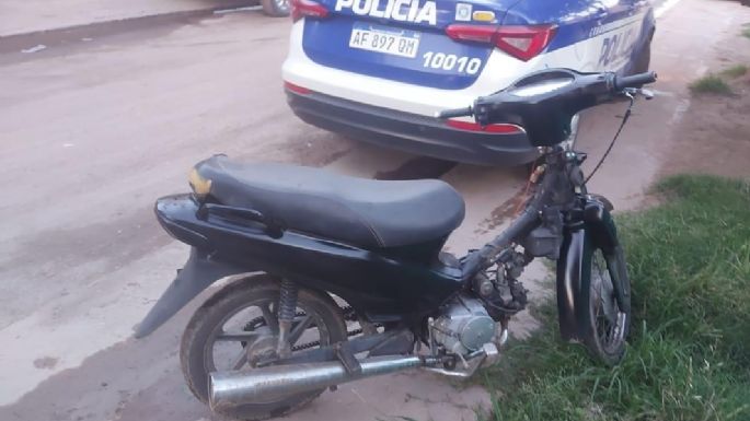 Vio que una mujer estaba andando arriba de su moto y avisó a la Policía