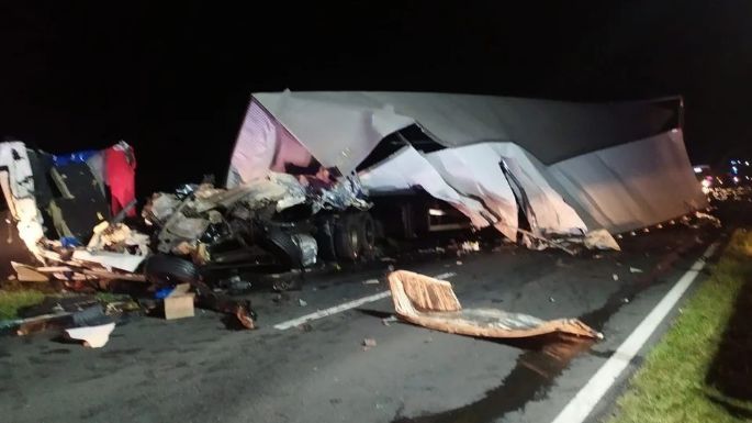 Dos camioneros fallecieron tras un terrible choque frontal