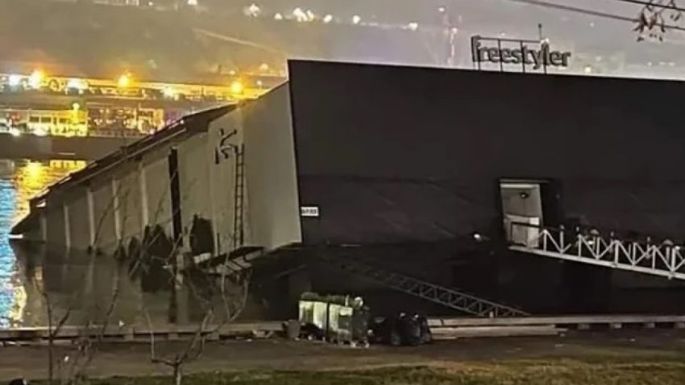 Un barco discoteca se hundió en un río con más de 100 personas a bordo