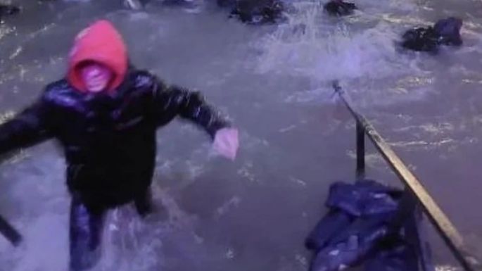 Un barco discoteca se hundió en un río con más de 100 personas a bordo