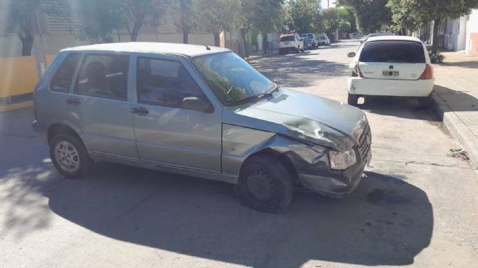 Una automovilista chocó un auto estacionado en Carlos Pellegrini al 400