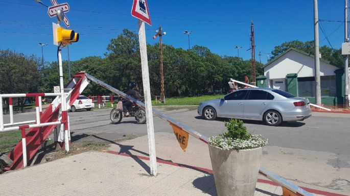 Barreras rebatidas en el paso a nivel de calle Entre Ríos