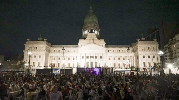 Más de 4.000 personas asistieron, frente al Congreso, a una cena de Navidad