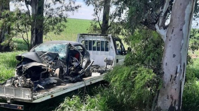 Un conductor en estado crítico tras impactar contra un árbol