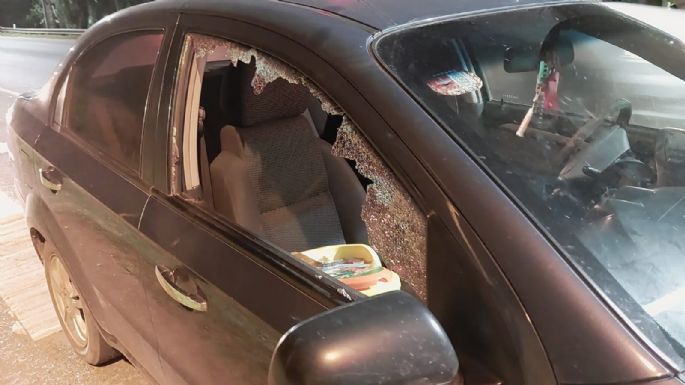 Le rompieron un vidrio de su auto y le robaron la cartera mientras esperaba el semáforo
