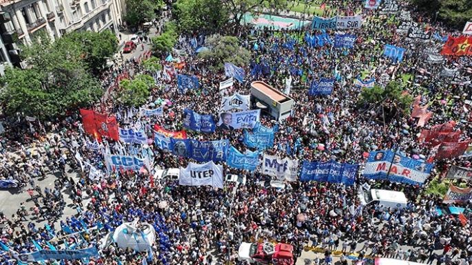 La CGT, las dos CTA y movimientos  sociales marcharon contra el DNU