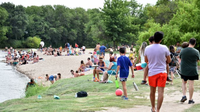 Vecinos disfrutan el ultimo "finde" del año en el río Ctalamochita