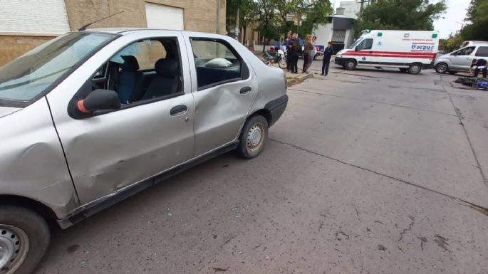 Motociclista con lesiones graves tras chocar contra un auto